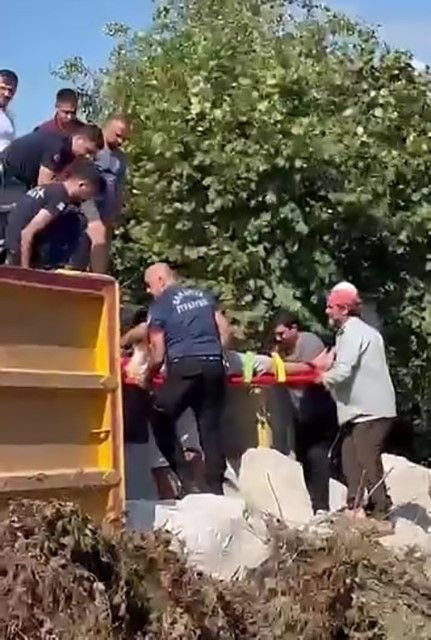 Kontrolden çıkan hafriyat kamyonu devrildi - Sayfa 1