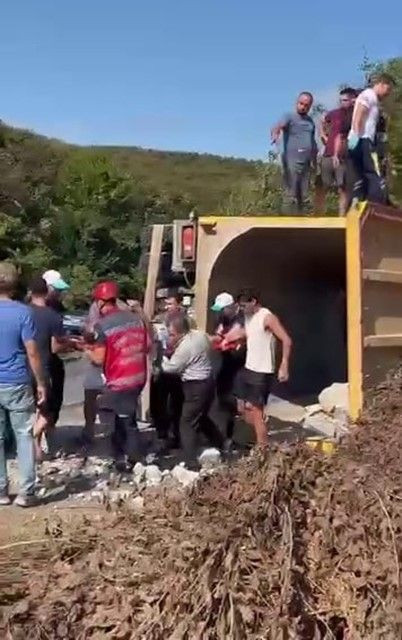 Kontrolden çıkan hafriyat kamyonu devrildi - Sayfa 2