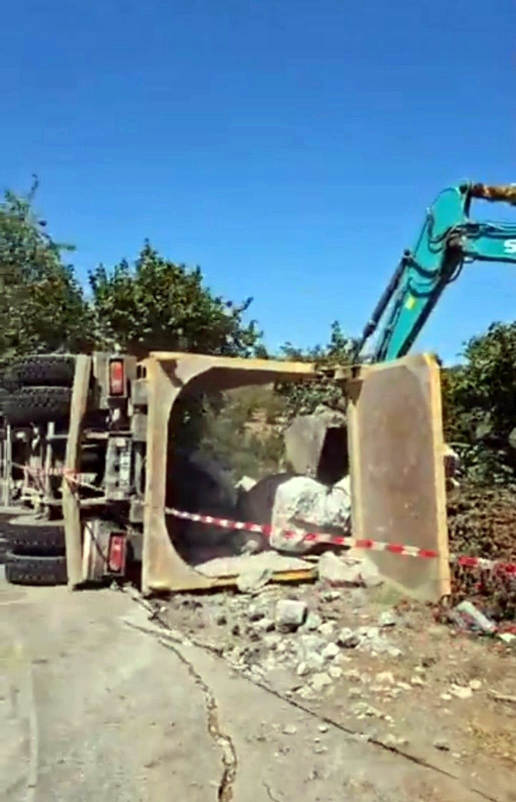 Kontrolden çıkan hafriyat kamyonu devrildi - Sayfa 4