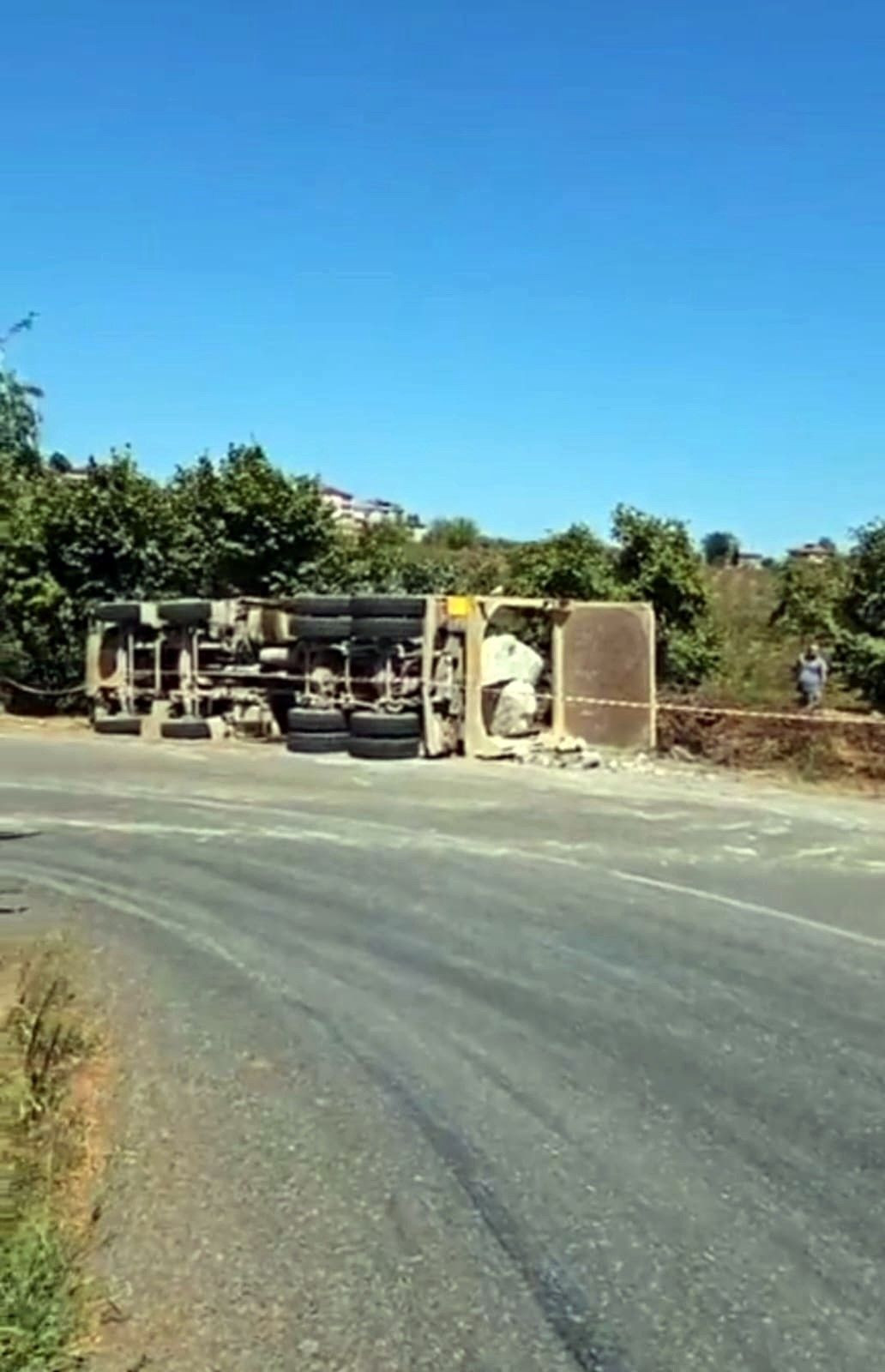 Kontrolden çıkan hafriyat kamyonu devrildi - Sayfa 6