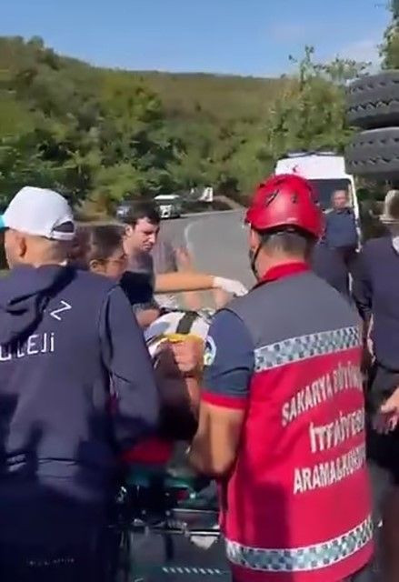 Kontrolden çıkan hafriyat kamyonu devrildi - Sayfa 3