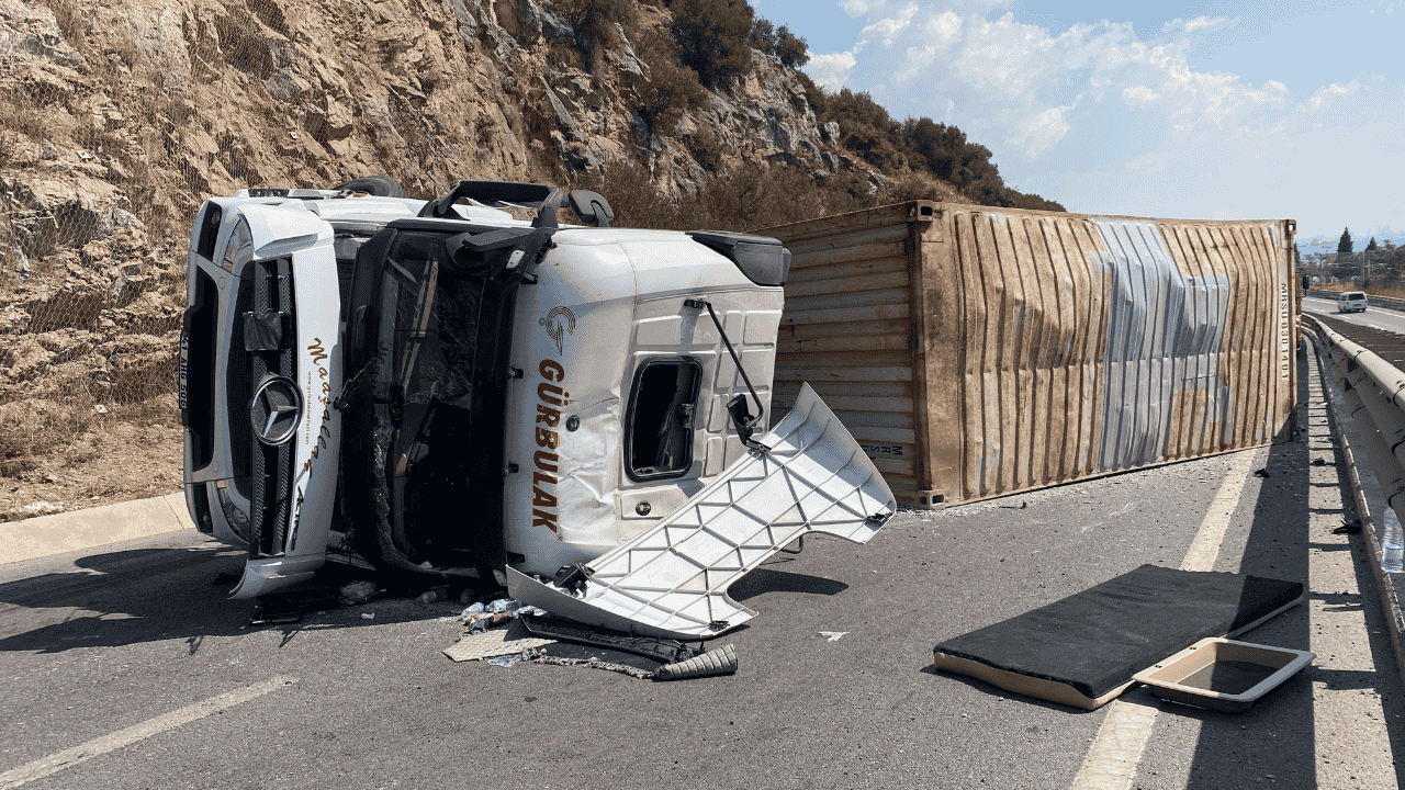Kocaeli D-100’de Devrilen Tır Trafiği Kilitledi: Sürücü Yaralı - Sayfa 2
