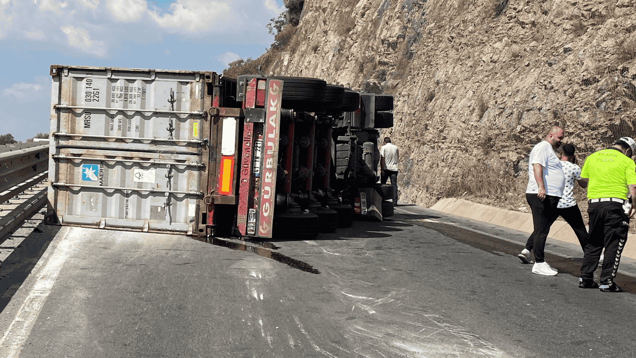 Kocaeli D-100’de Devrilen Tır Trafiği Kilitledi: Sürücü Yaralı - Sayfa 4