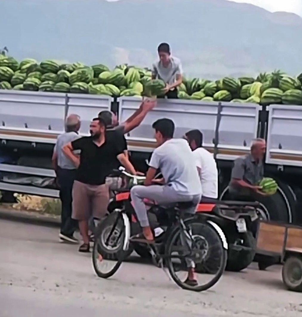 Hendek’te Vatandaşlara Tır Dolusu Karpuz Ücretsiz Dağıtıldı - Sayfa 2