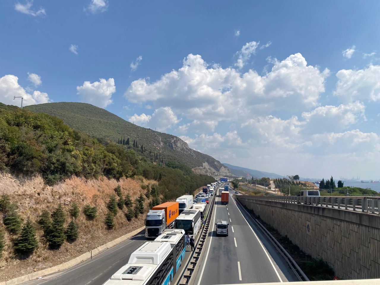 Kocaeli D-100’de Devrilen Tır Trafiği Kilitledi: Sürücü Yaralı - Sayfa 1