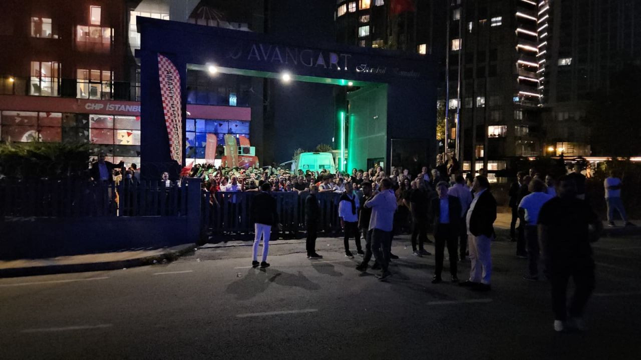 CHP İstanbul İl Başkanlığı Önünde Gergin Bekleyiş - Sayfa 8