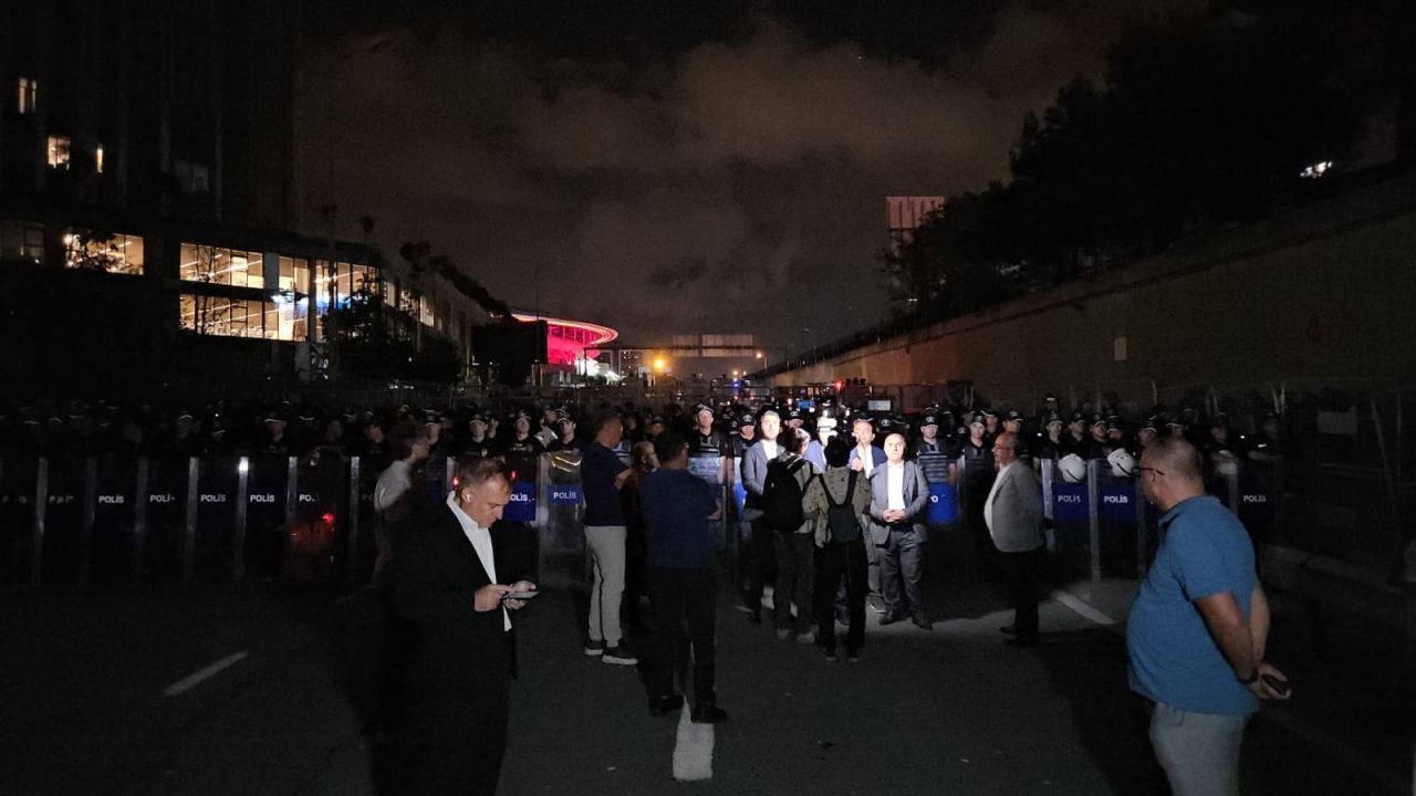 CHP İstanbul İl Başkanlığı Önünde Gergin Bekleyiş - Sayfa 6