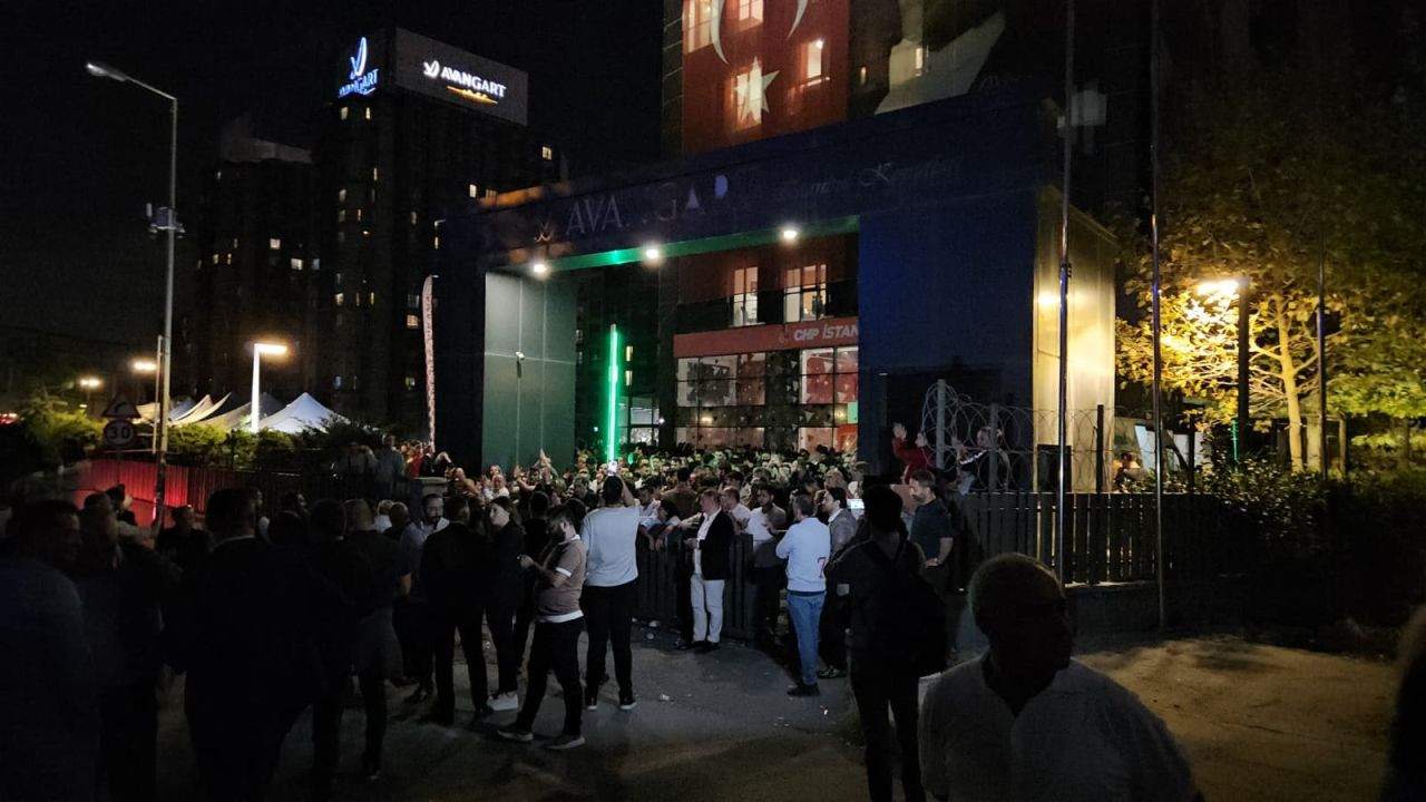 CHP İstanbul İl Başkanlığı Önünde Gergin Bekleyiş - Sayfa 5