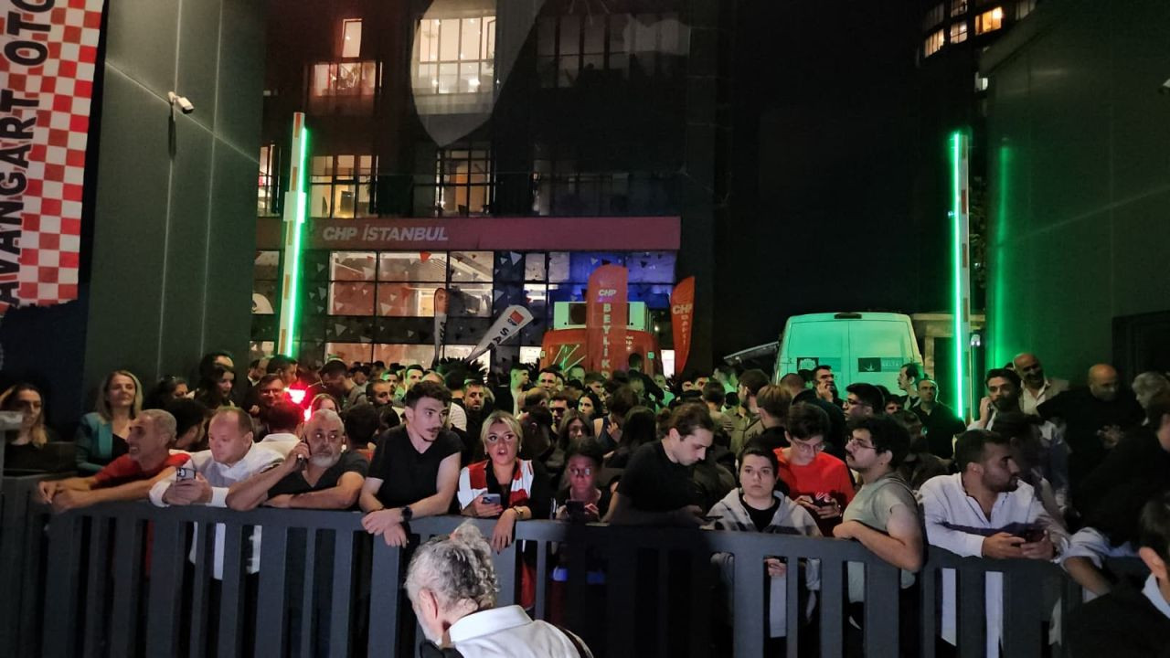 CHP İstanbul İl Başkanlığı Önünde Gergin Bekleyiş - Sayfa 4