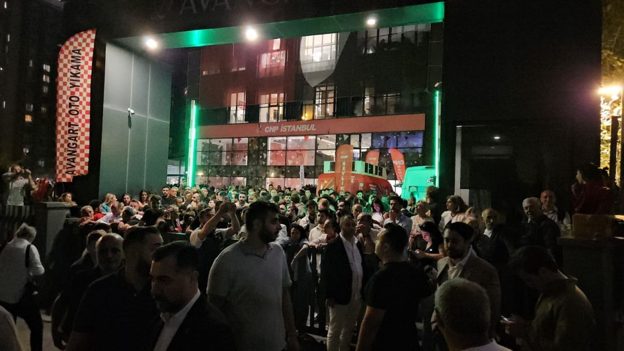 CHP İstanbul İl Başkanlığı Önünde Gergin Bekleyiş - Sayfa 1