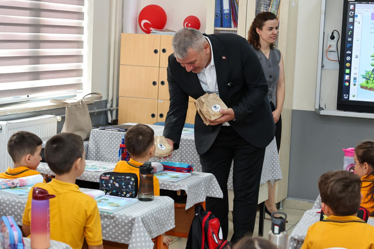 Minik Öğrenciler Döneme Meyve İkramı İle Başladı - Sayfa 1