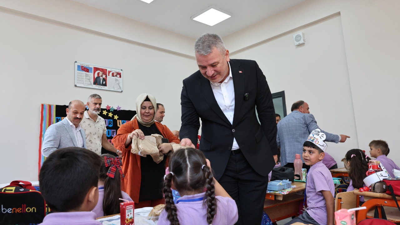 Minik Öğrenciler Döneme Meyve İkramı İle Başladı