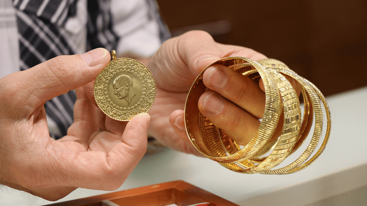 Cumhuriyet Altını Tarihinde İlk Kez Asgari Ücreti Geçti