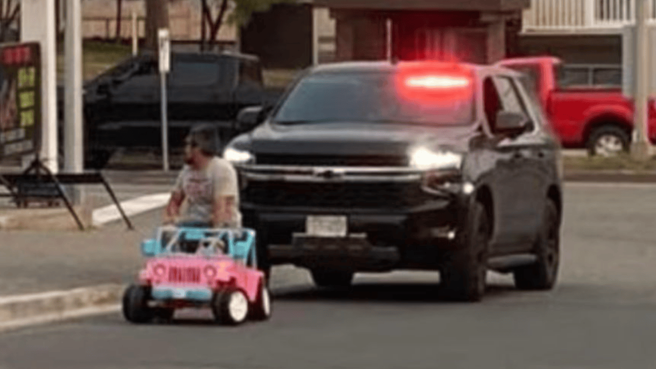 Oyuncak Arabayla Yakalanan Sürücüye Ehliyetsizlik Cezası Kesildi