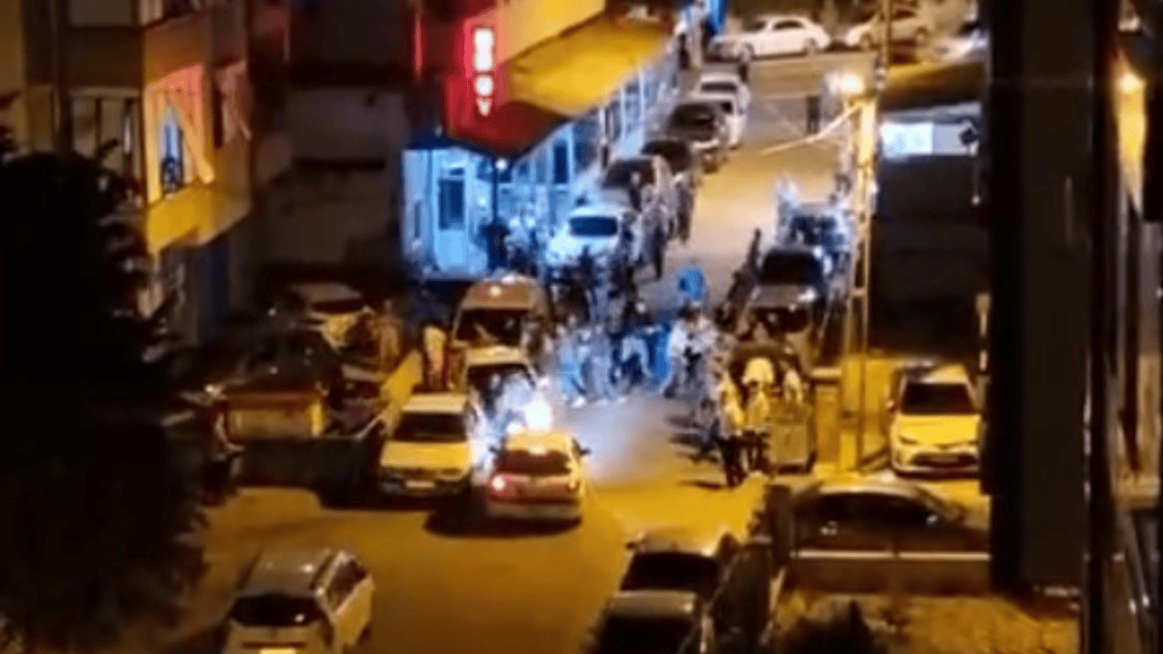 İstanbul'da Sürücü Aracı Kalabalığın Üzerine Sürdü