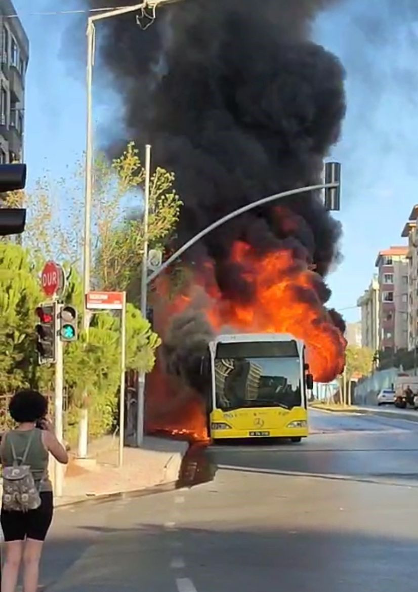 Ümraniye’de İETT Otobüsü Alev Aldı - Sayfa 1