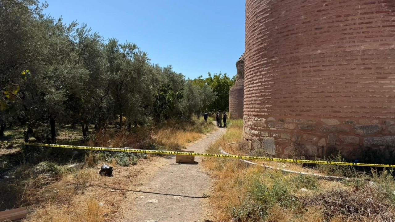 İznik’te Tarihi Surların Dibinde Erkek Cesedi Bulundu - Sayfa 2