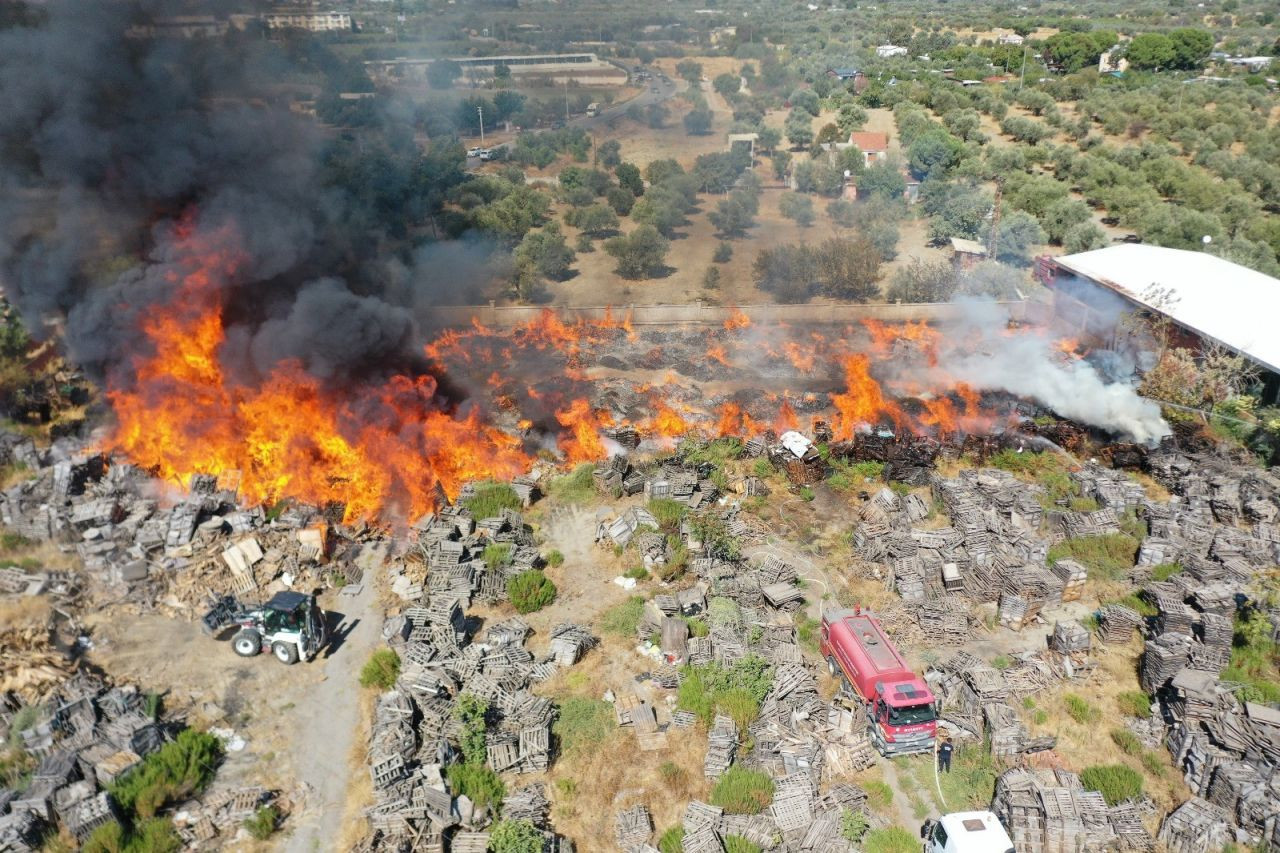 Manisa'da Palet Fabrikası Alev Alev! Yangın Havadan Görüntülendi - Sayfa 1