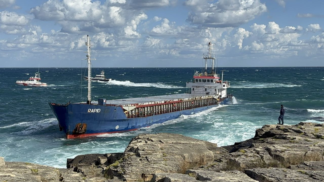 Kandıra’da Kargo Gemisi Karaya Oturdu - Sayfa 1