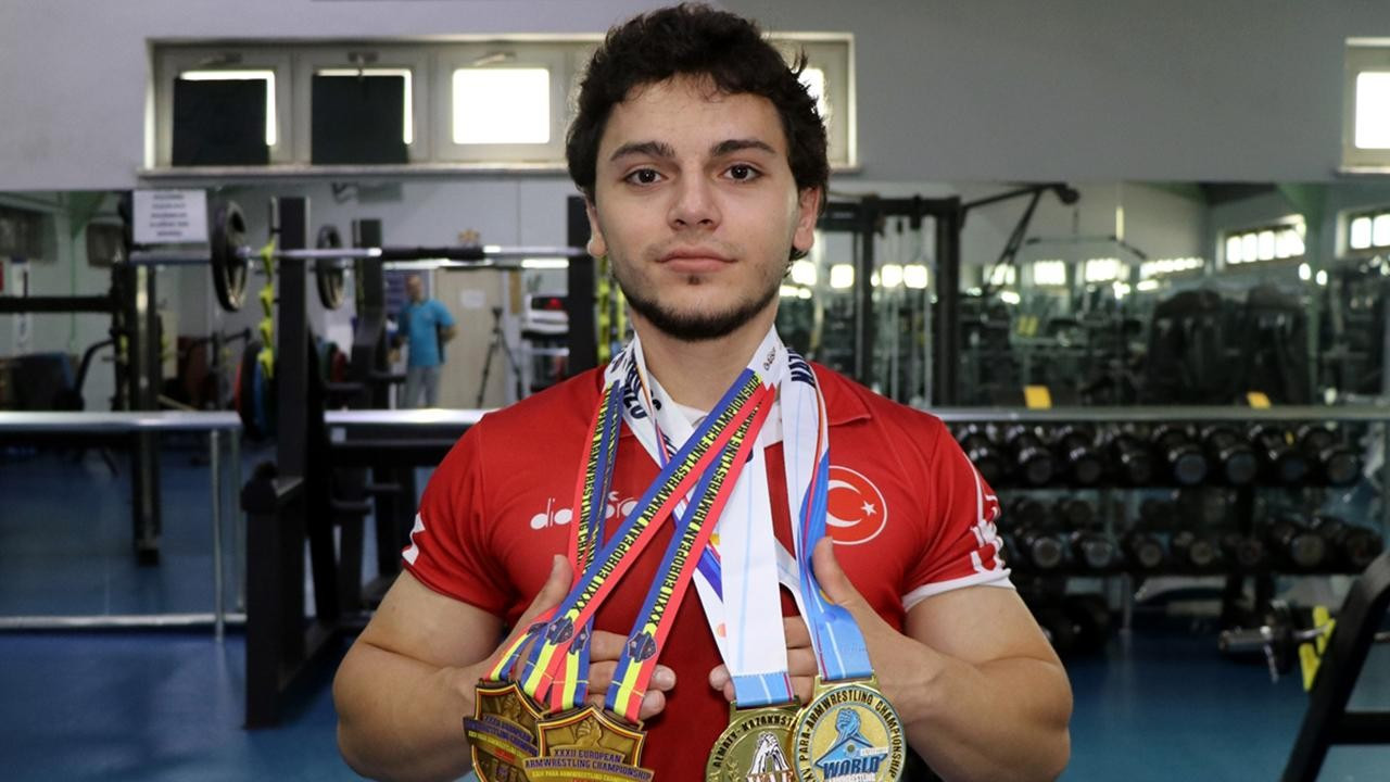 Sakaryalı İsmail Bekar, Dünya Bilek Güreşi Şampiyonu Oldu