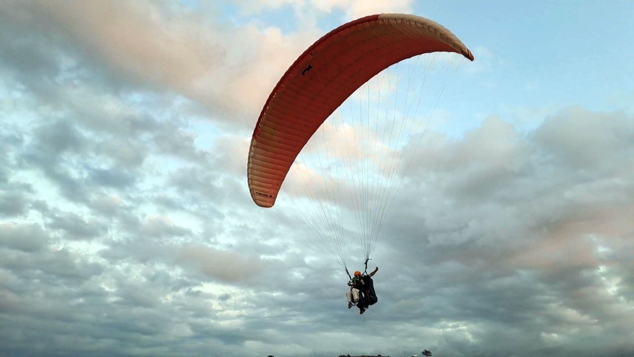 Serdivan’dan Gökyüzüne: Yamaç Paraşütü Tutkusu Zirveye Ulaşıyor! - Sayfa 1