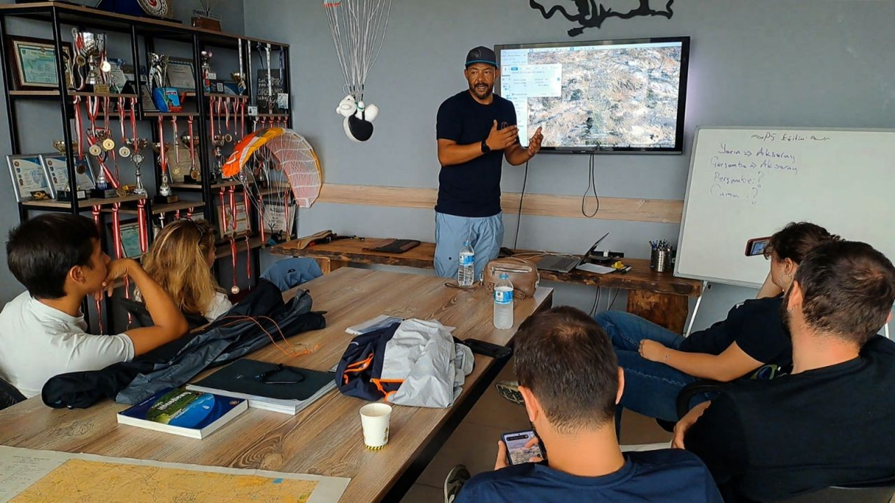 Serdivan’dan Gökyüzüne: Yamaç Paraşütü Tutkusu Zirveye Ulaşıyor! - Sayfa 3