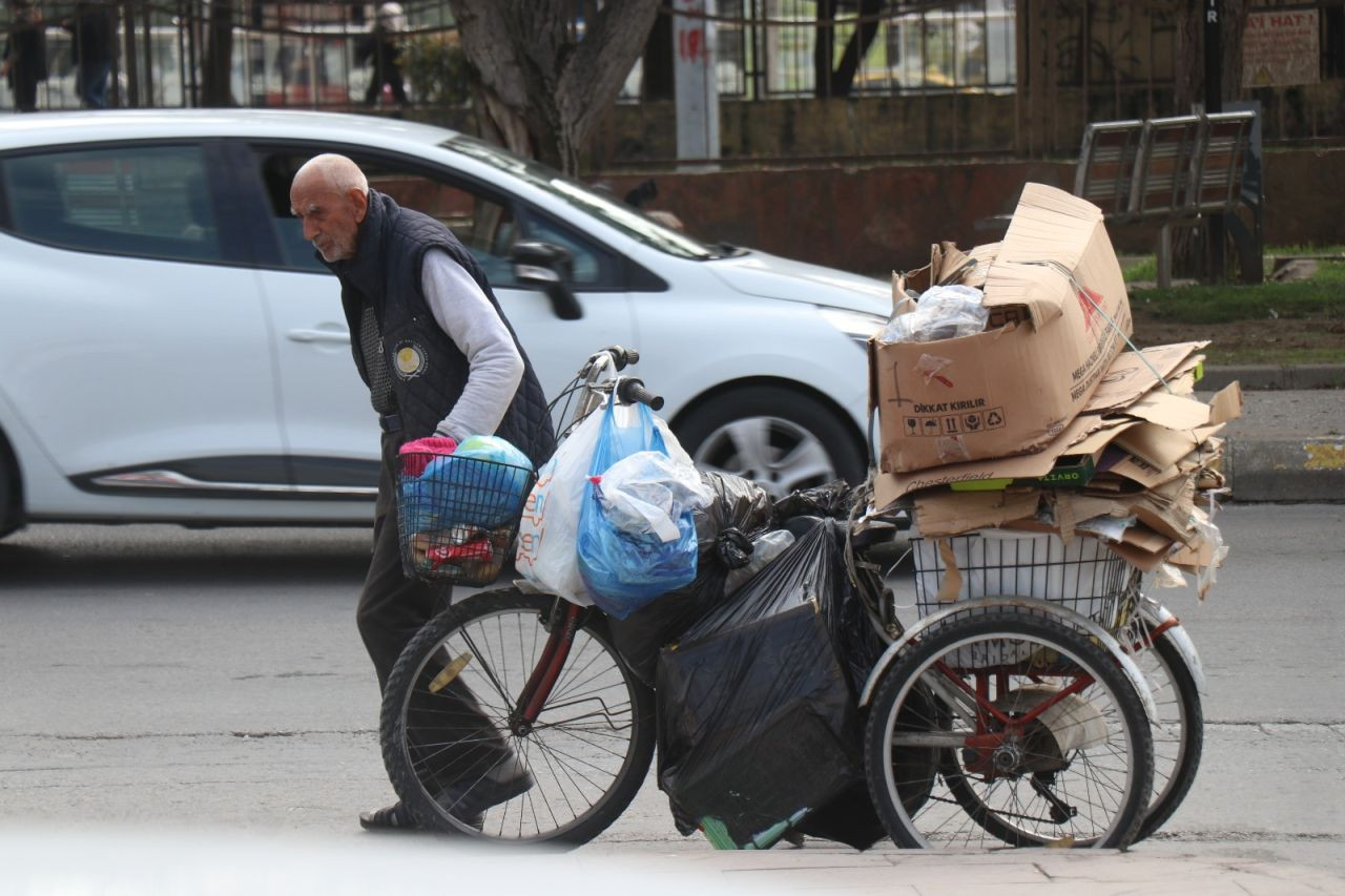 Çöpten Karton Toplayan Emeklinin Gerçek Durumu Ortaya Çıktı - Sayfa 2
