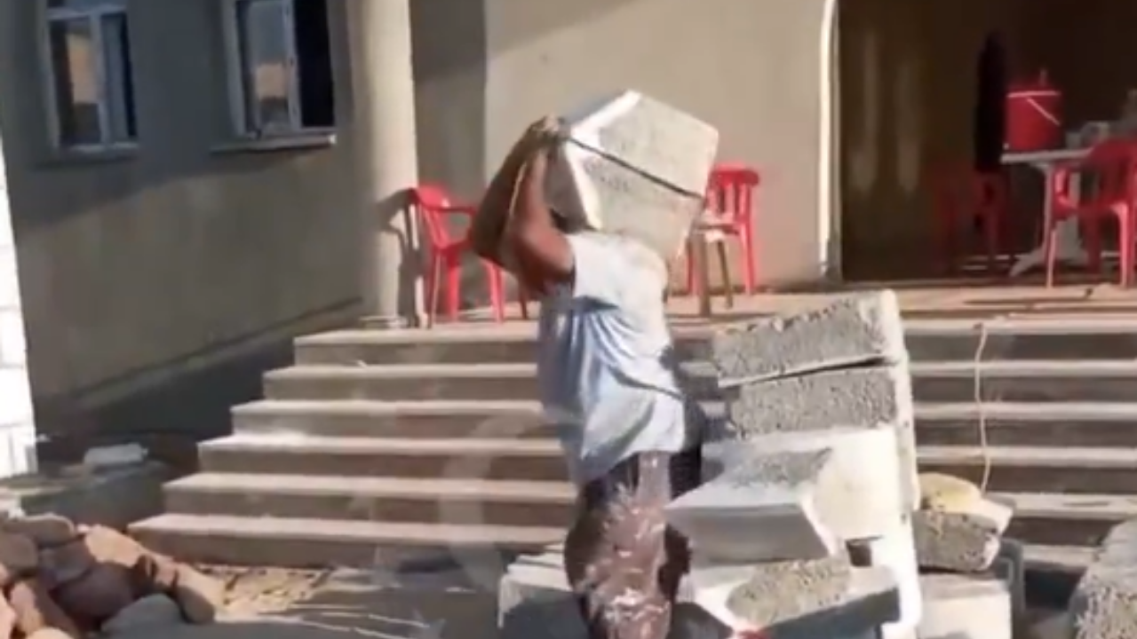 Kızını Okutmak İçin Sırtında Taş Taşıdığı Görüntüler Ortaya Çıktı