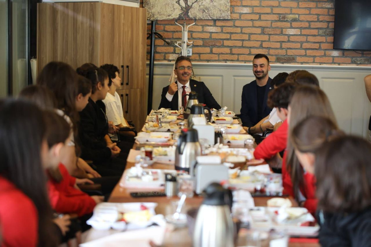 Başkan Dinç, Sakarya Kadın Futbol Kulübü İle Bir Araya Geldi - Sayfa 1