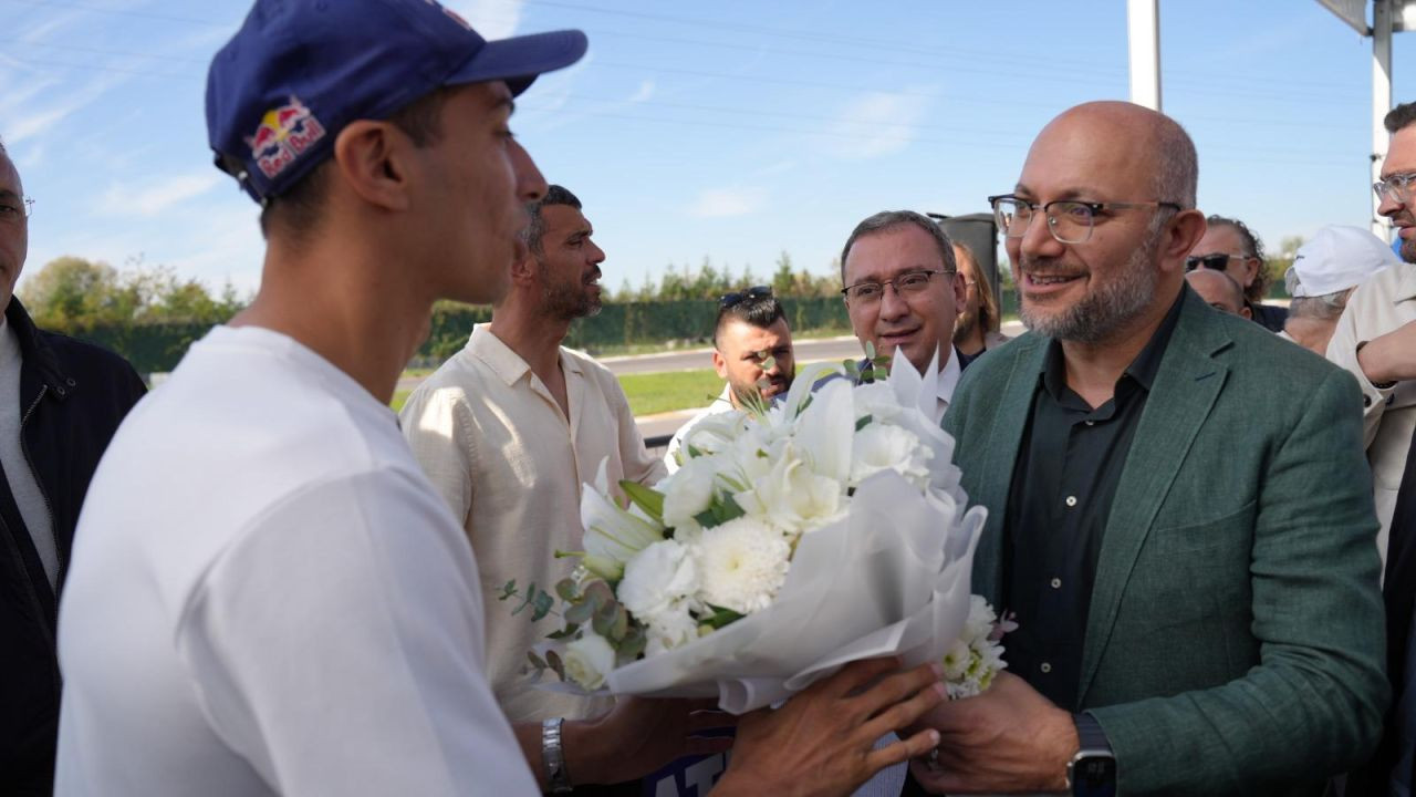 Dünya Şampiyonu Razgatlıoğlu’nu Çiçeklerle Karşıladılar - Sayfa 1