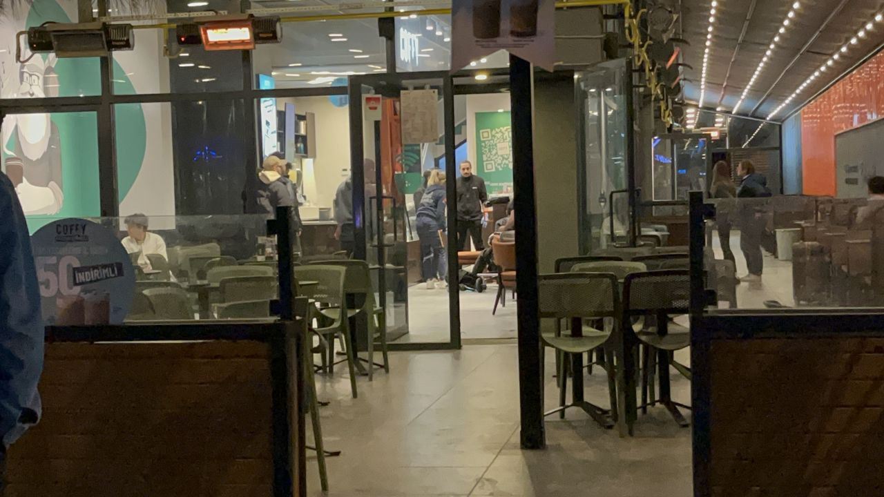 Eskişehir’de Kafede Bıçaklanan Şahıs Sedyede Telefonunu Bırakmadı - Sayfa 1