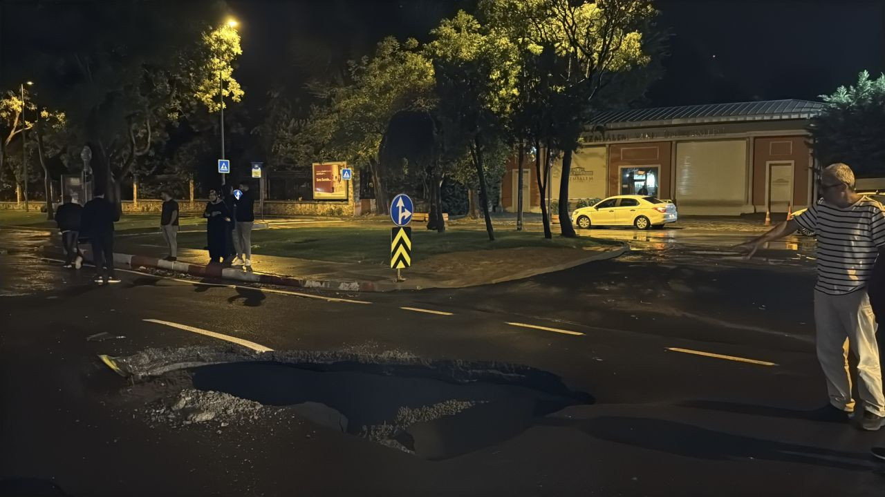 İstanbul’da Sağanak Yağış Sonrası Vatan Caddesi’nde Yol Çöktü - Sayfa 3