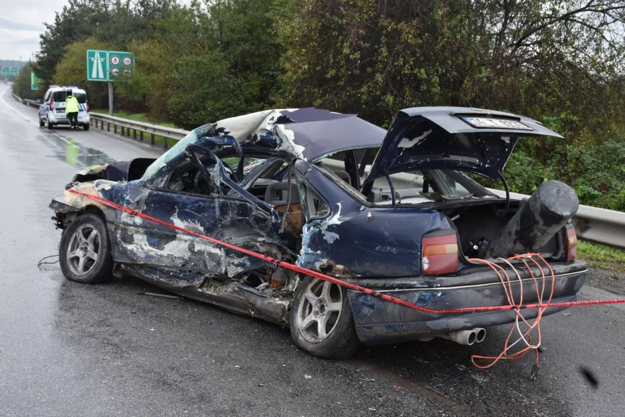 Bariyerlere Çarpan Otomobil Hurdaya Döndü - Sayfa 1