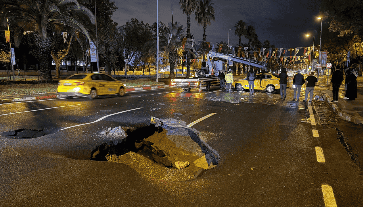 İstanbul’da Sağanak Yağış Sonrası Vatan Caddesi’nde Yol Çöktü - Sayfa 4