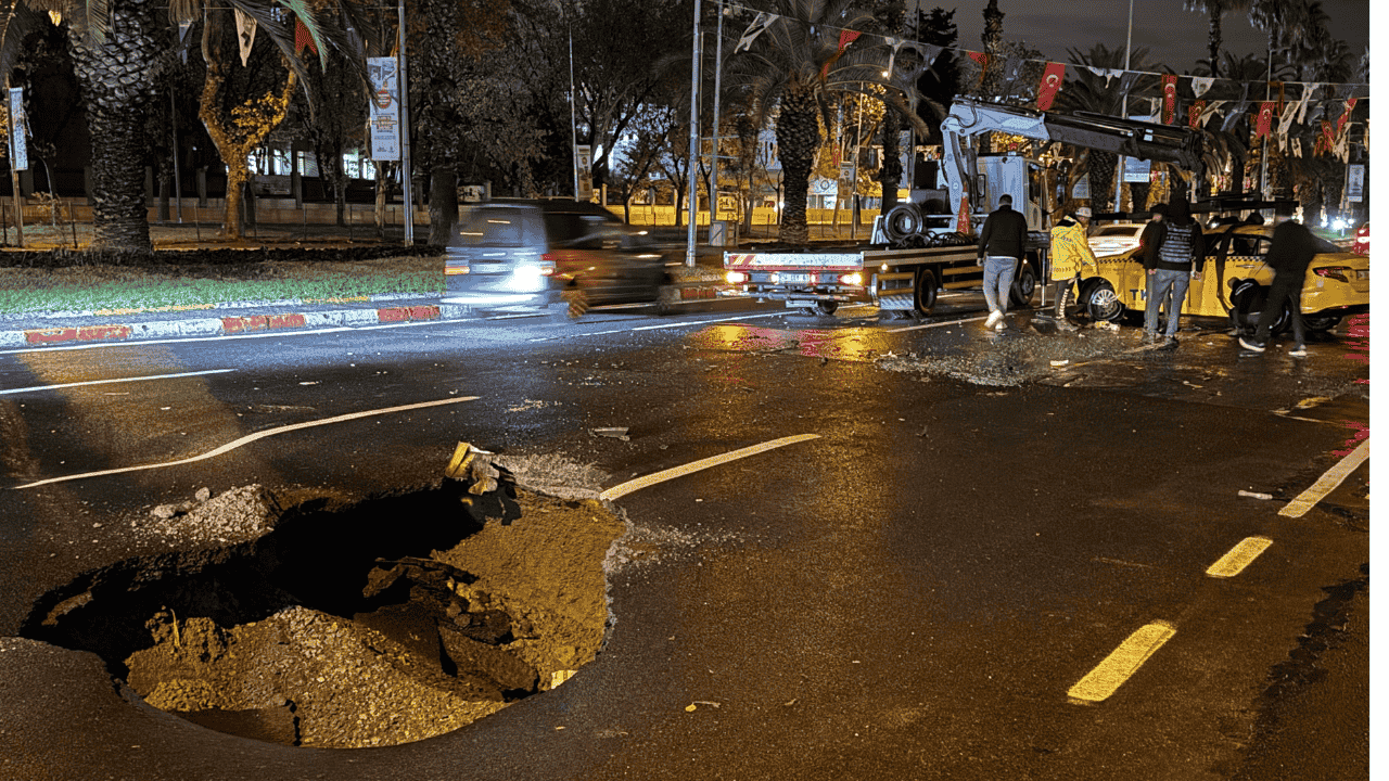 İstanbul’da Sağanak Yağış Sonrası Vatan Caddesi’nde Yol Çöktü - Sayfa 5