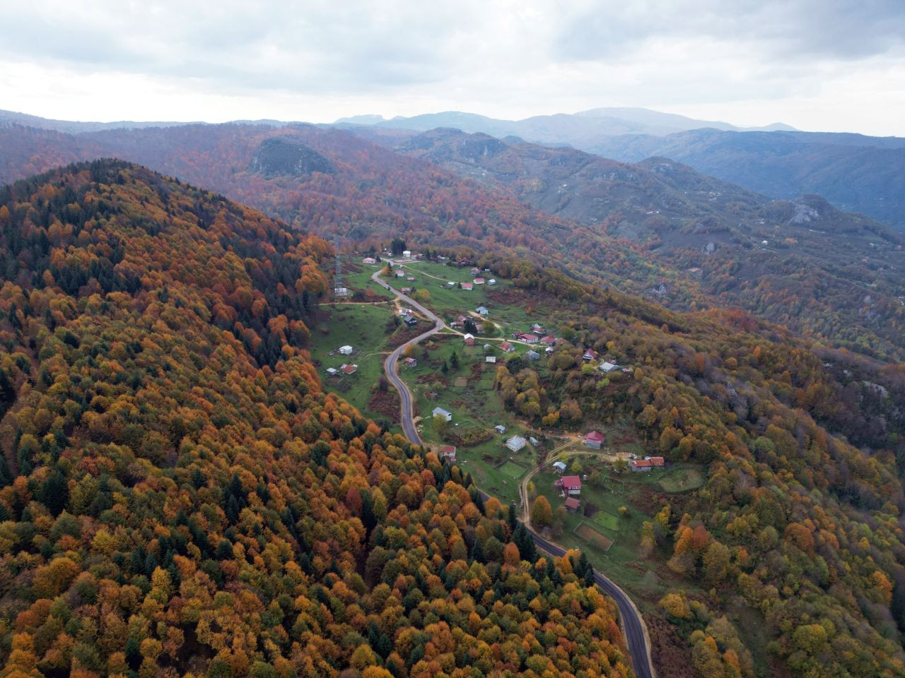 Ormanlar Kızıla Boyandı, Kartpostallık Manzaralar Havadan Görüntülendi - Sayfa 1