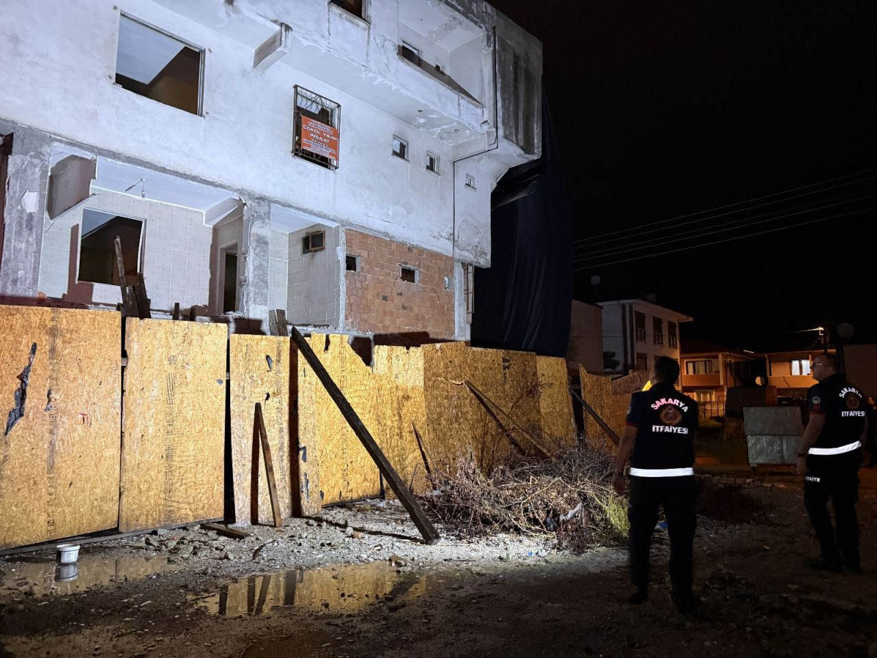 Sındırgı Depremi Sakarya'yı Harekete Geçirdi - Sayfa 1