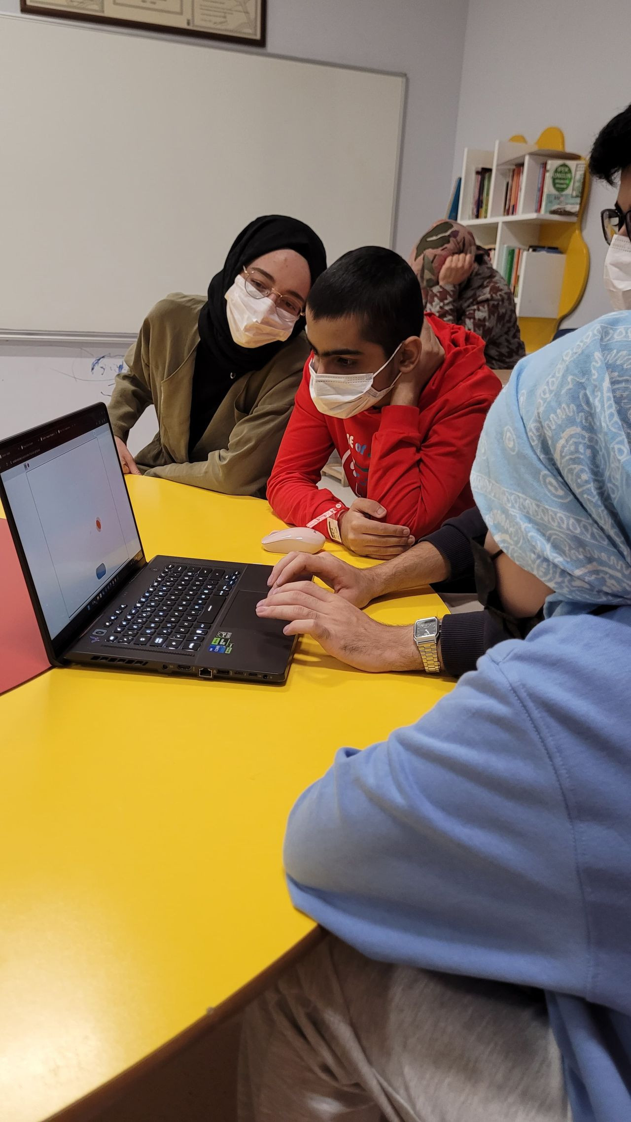 SAU Gönüllüleri Onkoloji Servisinde Çocuklara Umut Oluyor - Sayfa 1