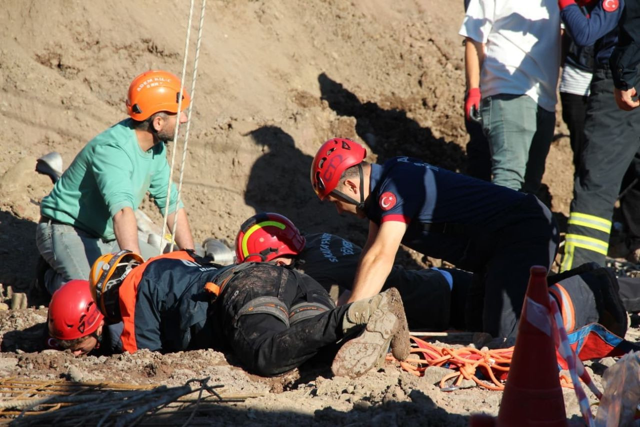 Akyazı’da Kuyuya Düşerek Ölen İşçi Son Yolculuğuna Uğurlandı - Sayfa 1