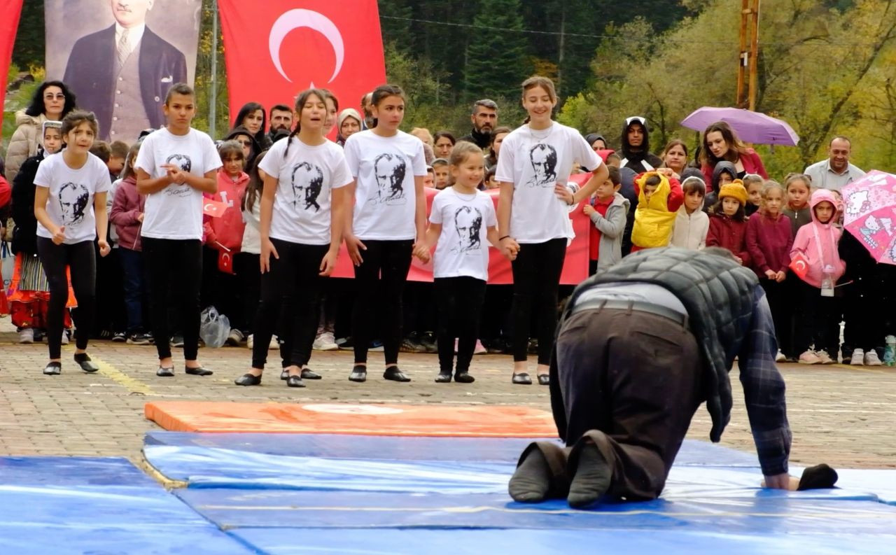 Kızı Gösteri Yapabilsin Diye Atkısıyla Minderi Kuruladı - Sayfa 1