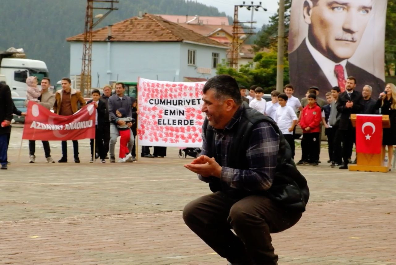 Kızı Gösteri Yapabilsin Diye Atkısıyla Minderi Kuruladı - Sayfa 2
