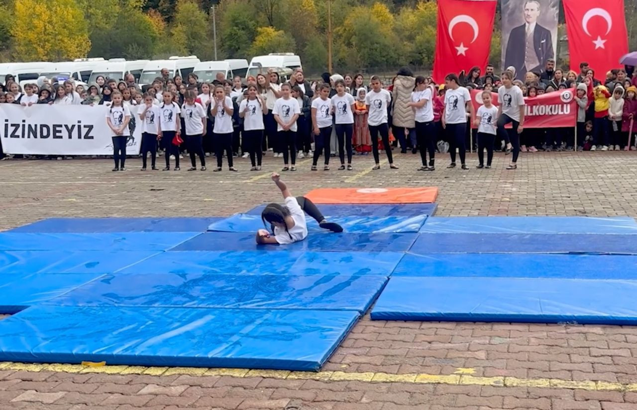 Kızı Gösteri Yapabilsin Diye Atkısıyla Minderi Kuruladı - Sayfa 3