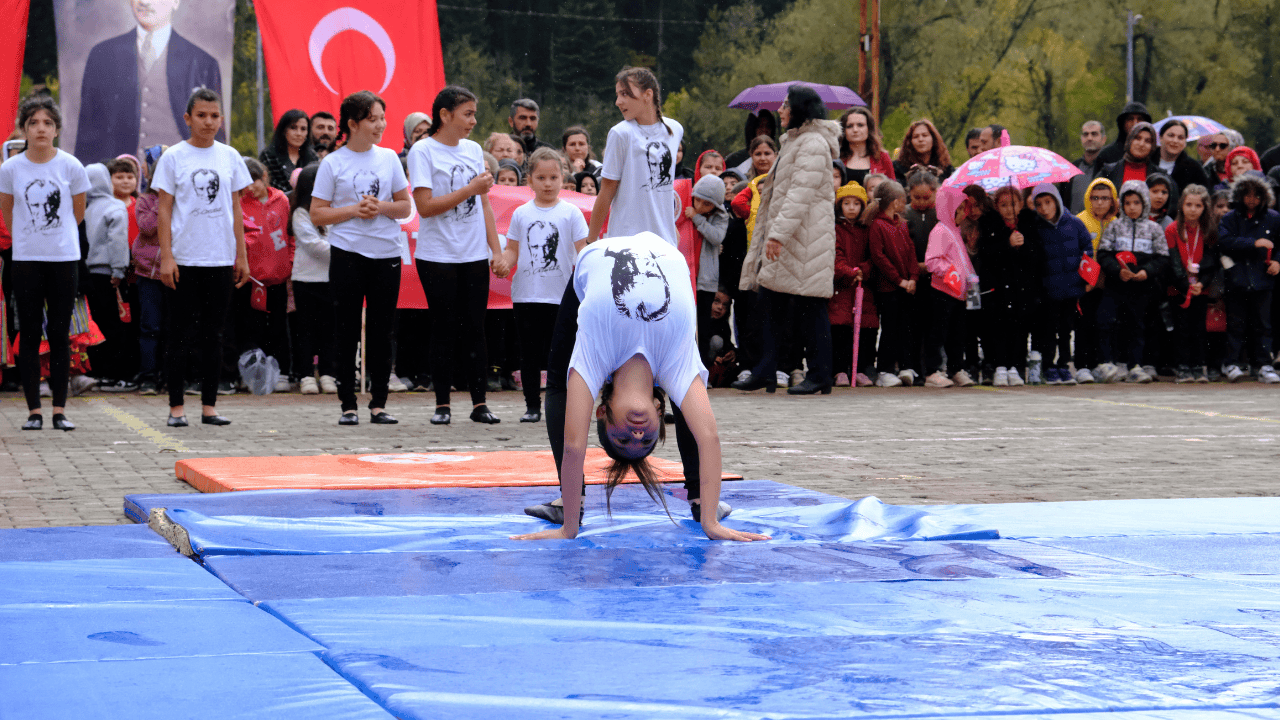 Kızı Gösteri Yapabilsin Diye Atkısıyla Minderi Kuruladı - Sayfa 4