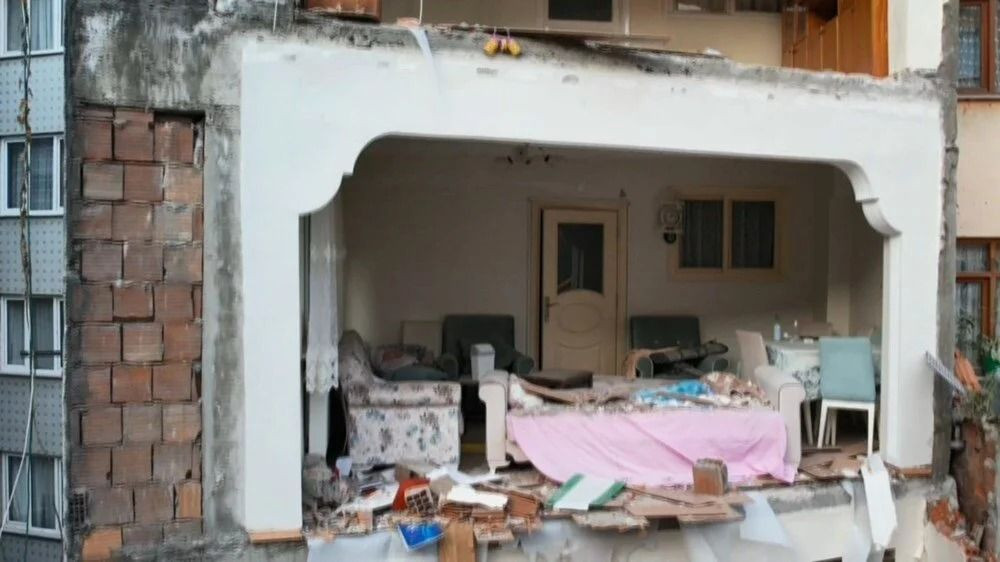 Zeytinburnu’nda Kentsel Dönüşümde Şaşırtan Manzara: Binanın Duvarı Yok - Sayfa 1