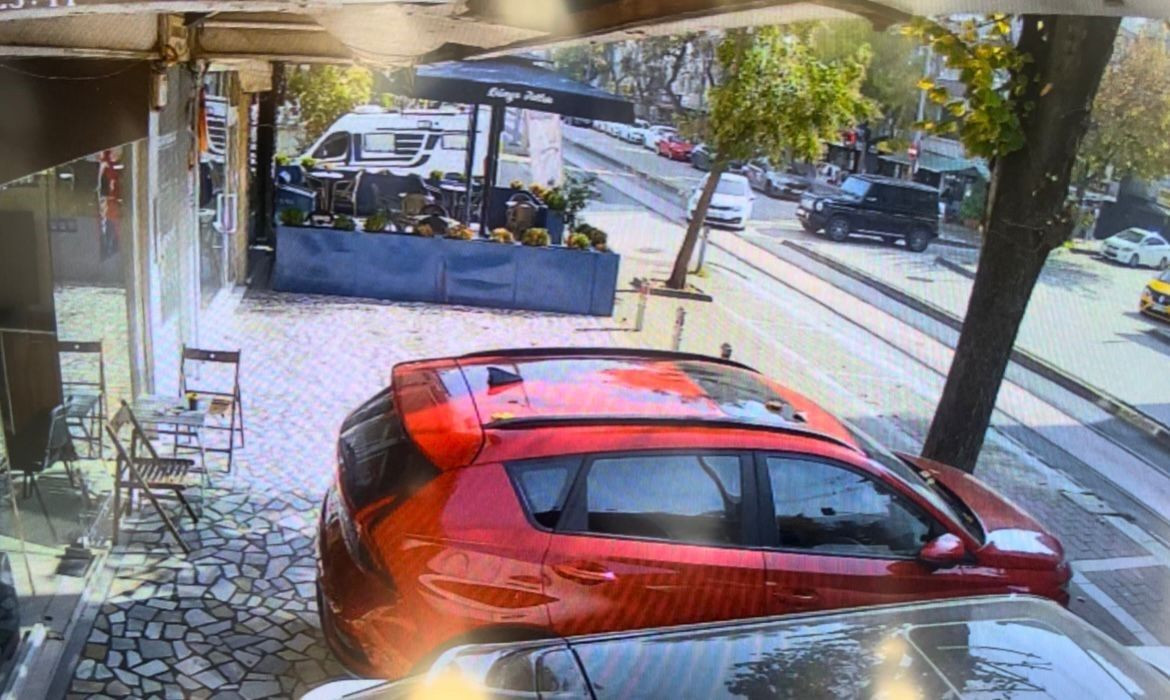 Bursa’da Lüks Cipe Çarpmamak İsterken Tatlıcıya Daldı - Sayfa 1