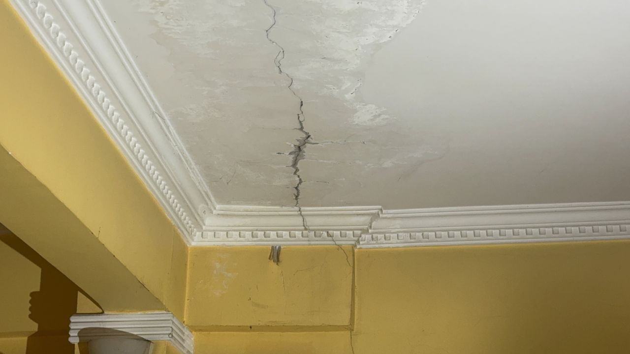 Kocaeli’de Binanın Kolonları Çatladı: Aileler Korkuyla Tahliye Etti - Sayfa 1