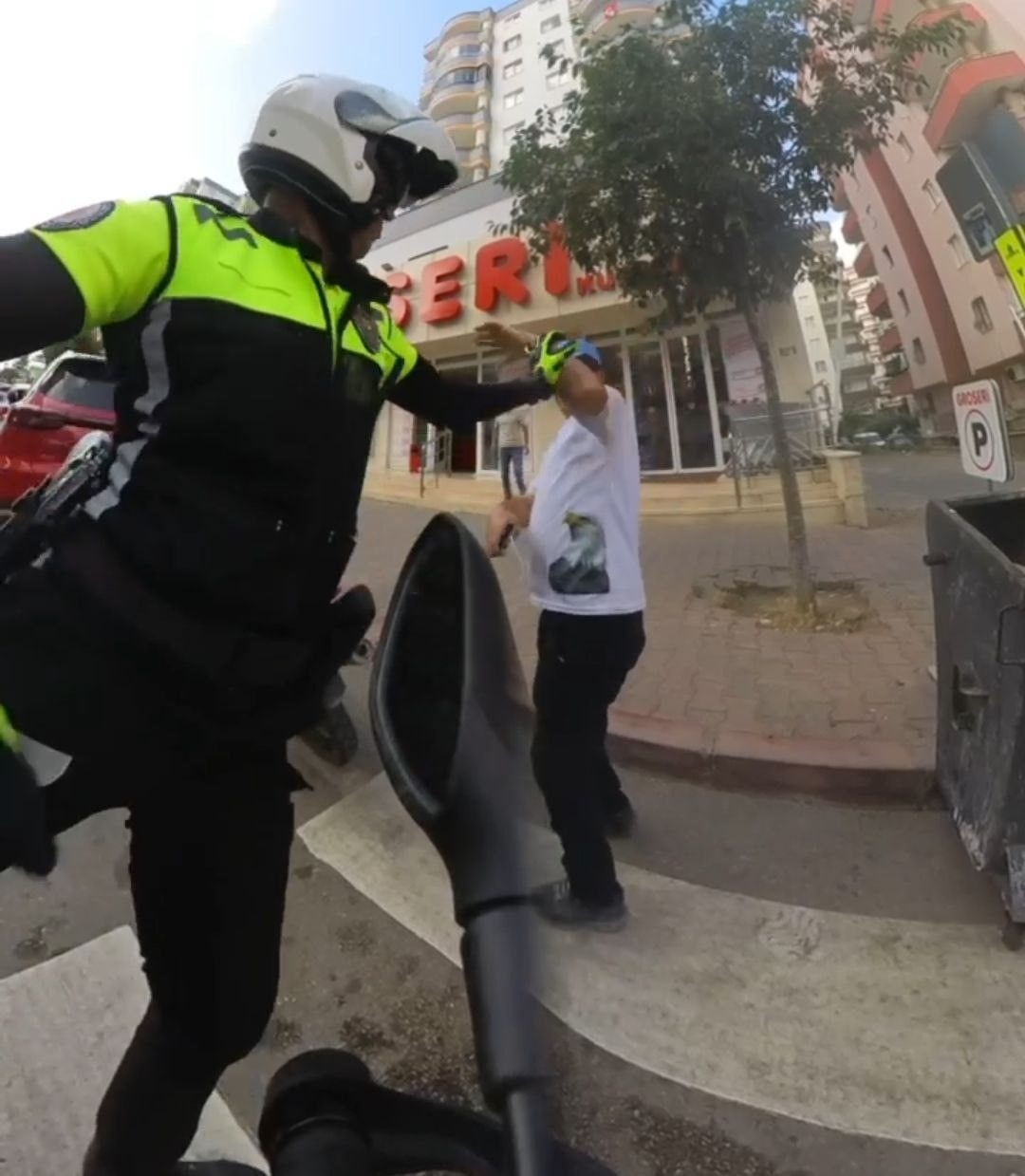 Özel Bireyin Saldırısına Polis Memurundan Sarılmayla Karşılık - Sayfa 1