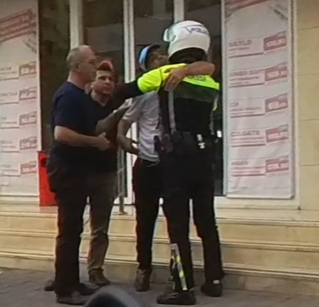 Özel Bireyin Saldırısına Polis Memurundan Sarılmayla Karşılık - Sayfa 3