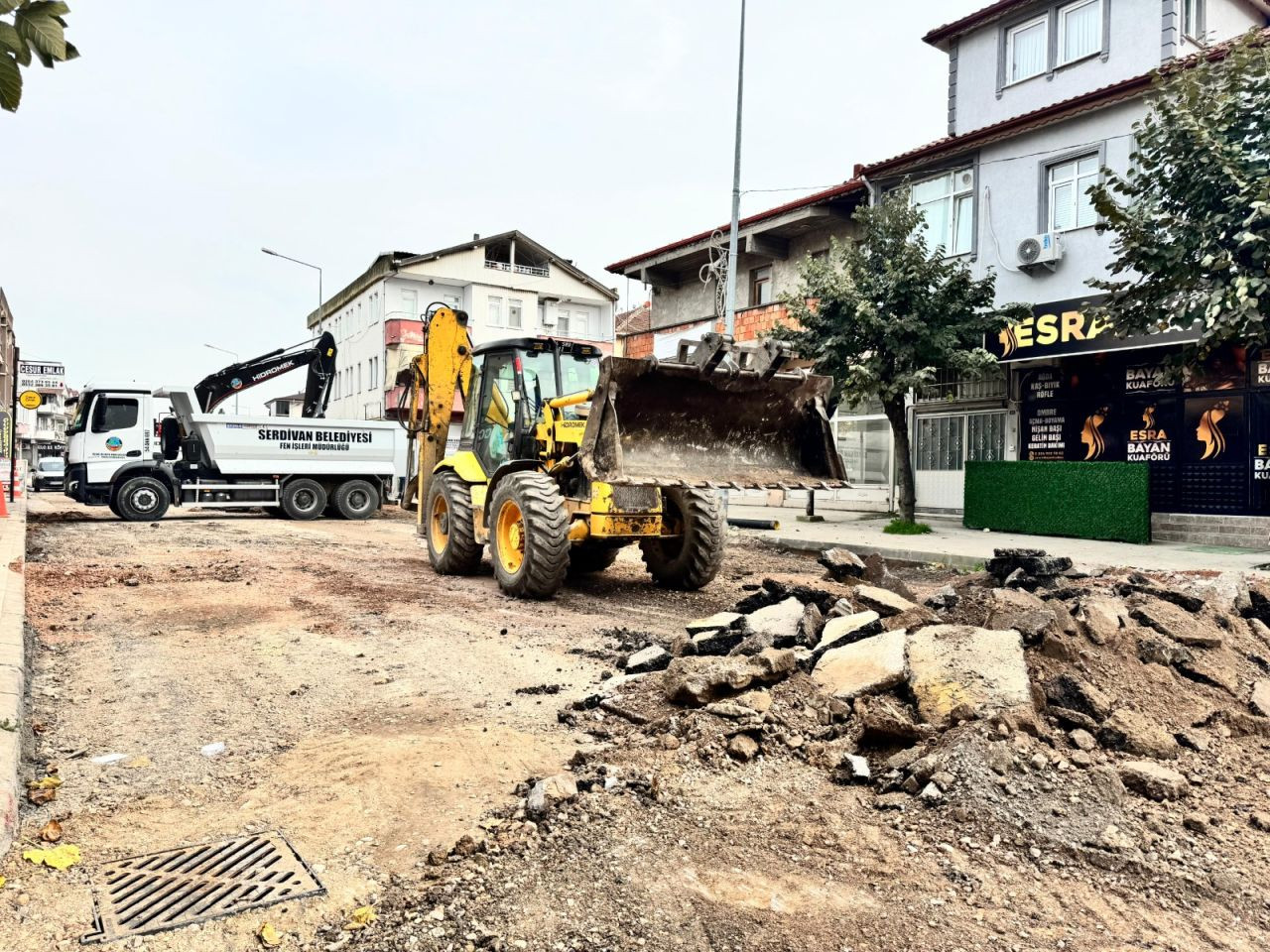 Serdivan'da Altyapı Seferberliği: Ekipler Dört Bir Yanda Çalışıyor - Sayfa 1