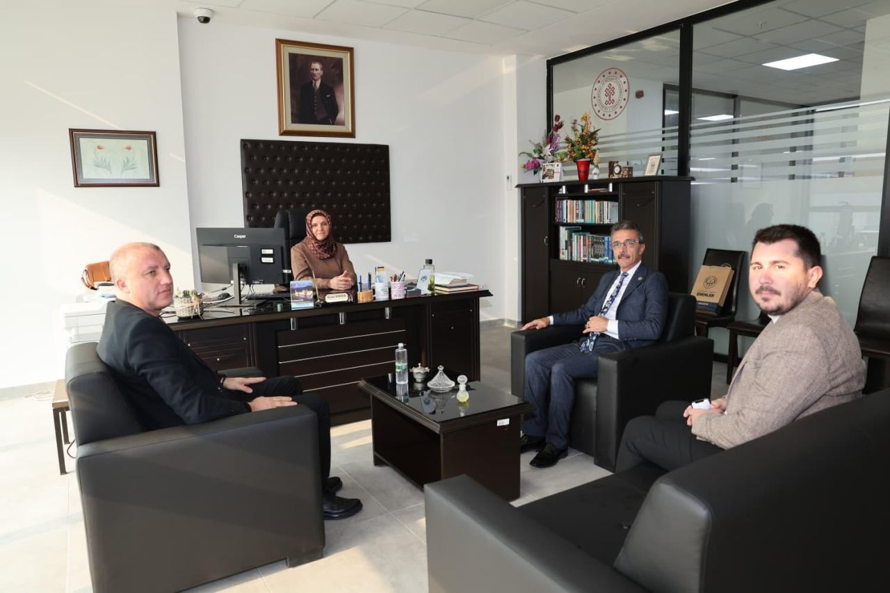 Başkan Dinç’ten İl Halk Kütüphanesi’ne Ziyaret - Sayfa 3